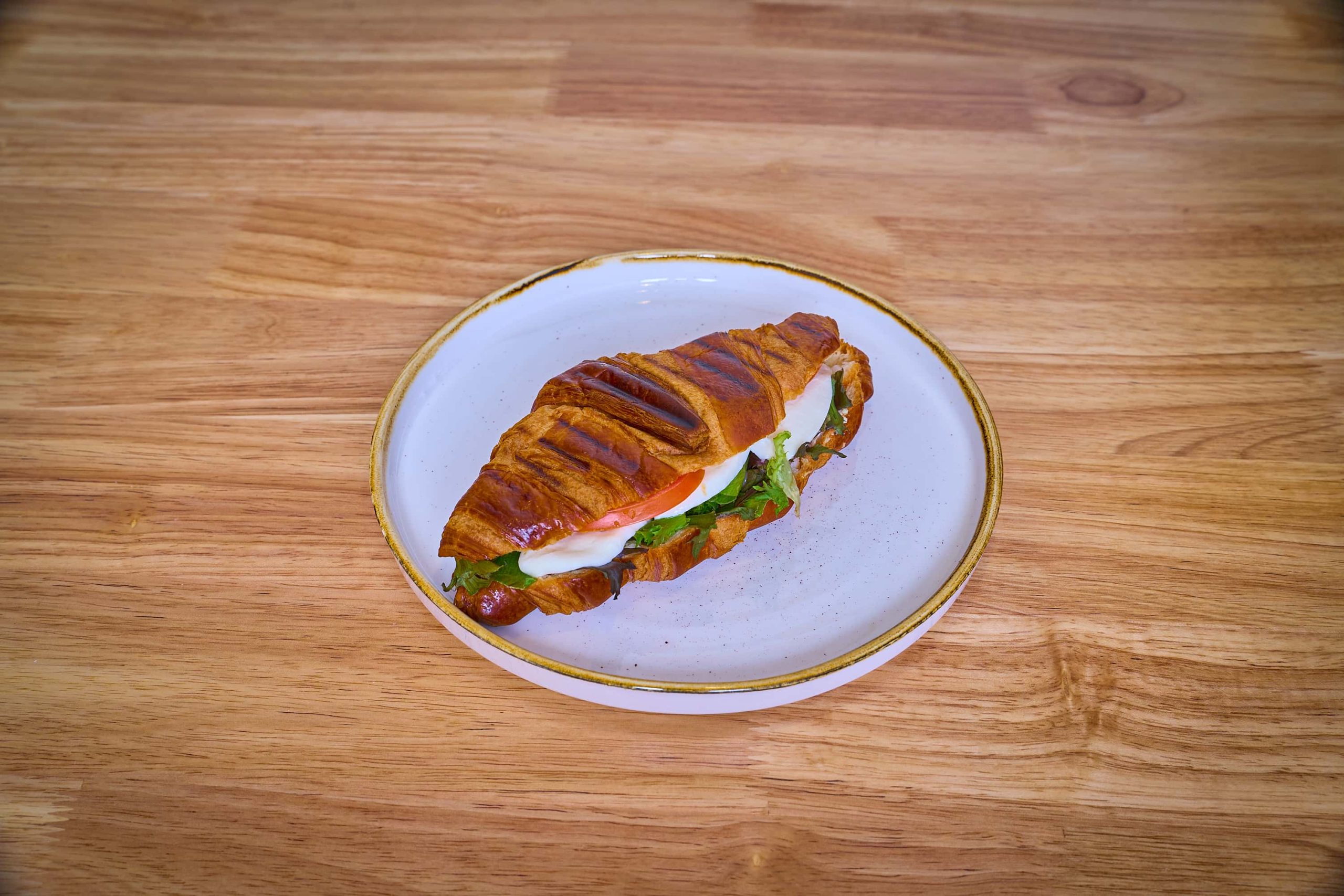 Grillet croissant med cream cheese og mozzarella