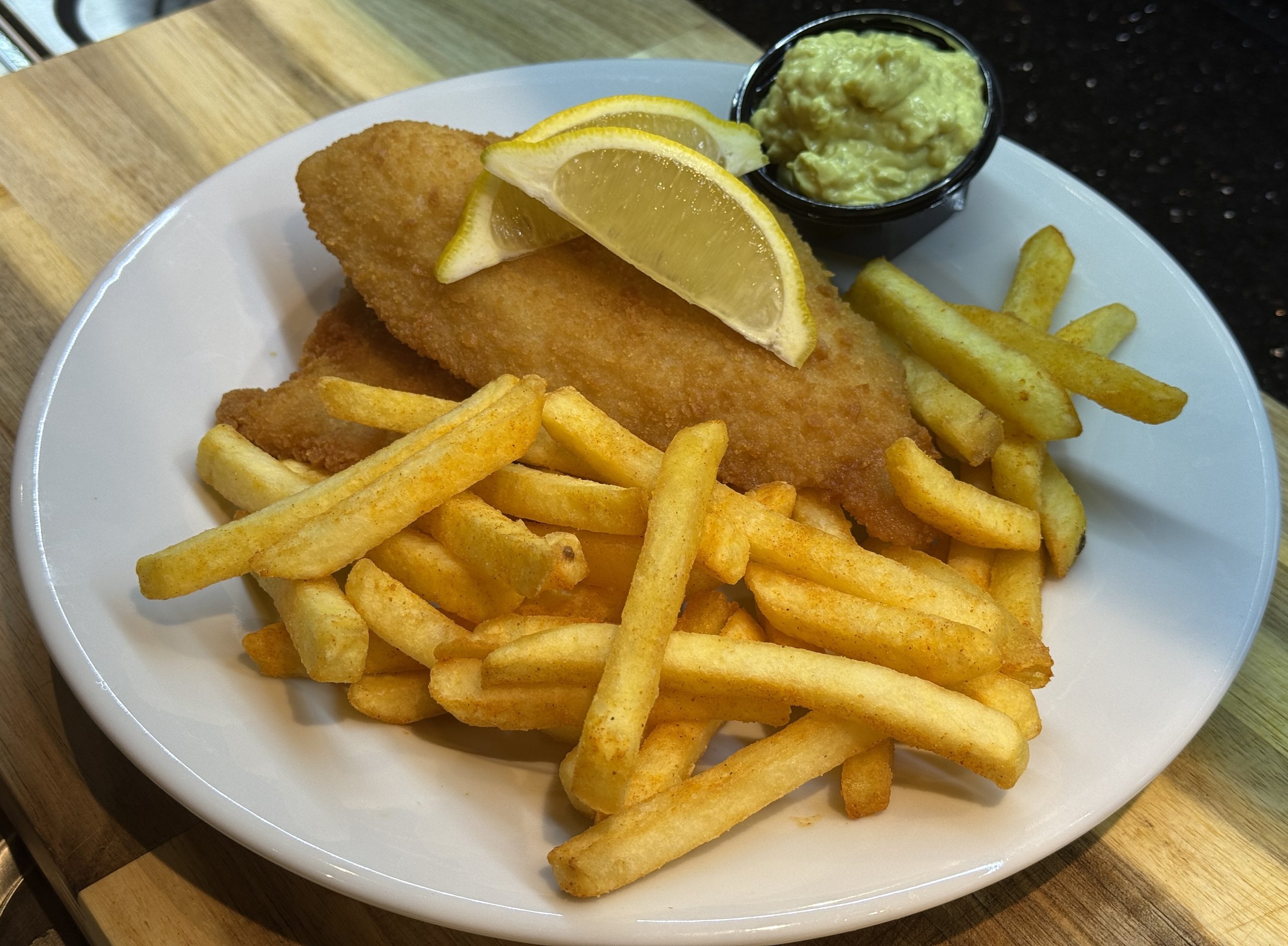 2stk. Rødspættefileter med pomfritter og remoulade