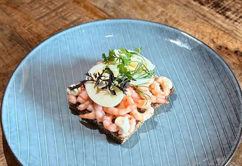 Smørrebrød - Håndpillede rejer