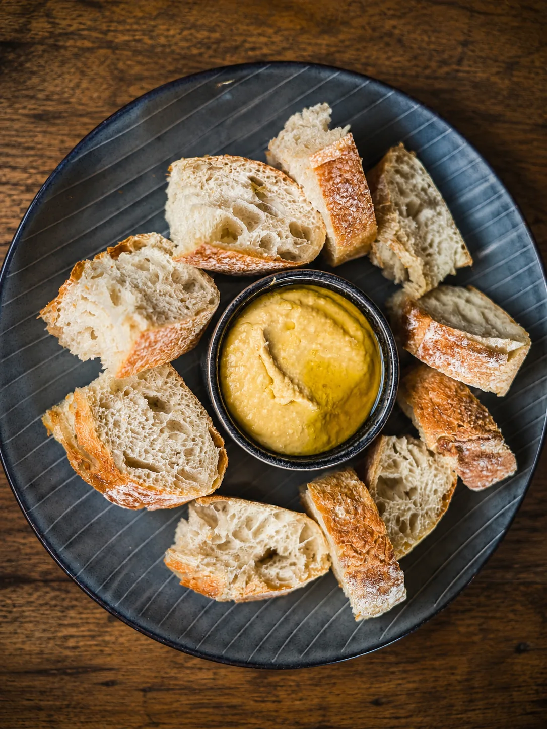 BRØD MED HUMMUS