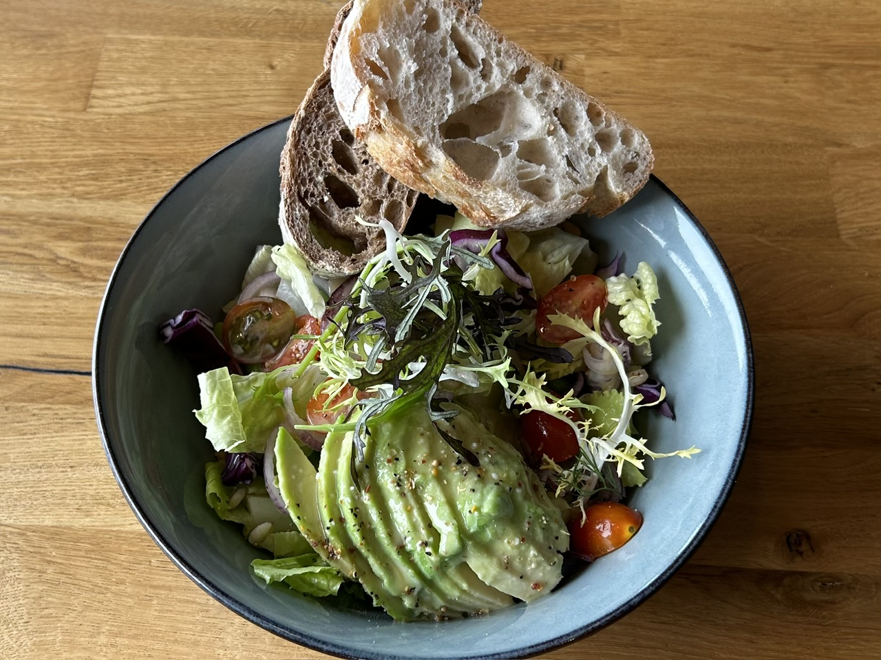 Salatbowl vegetarisk (med 3 tilkøb)