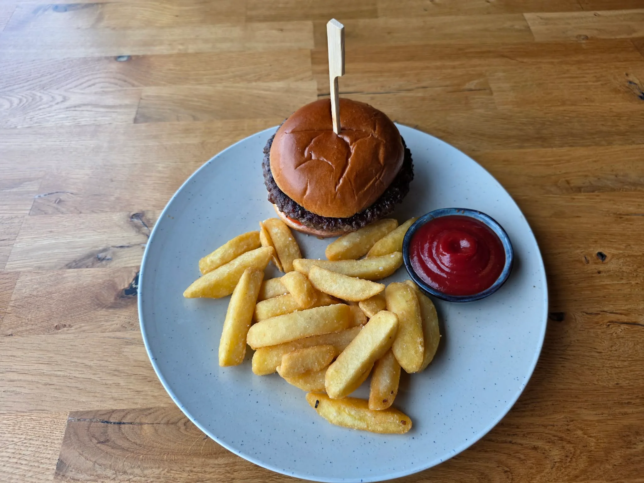 Take away: Kids burger + Pommes Frites + ketchup