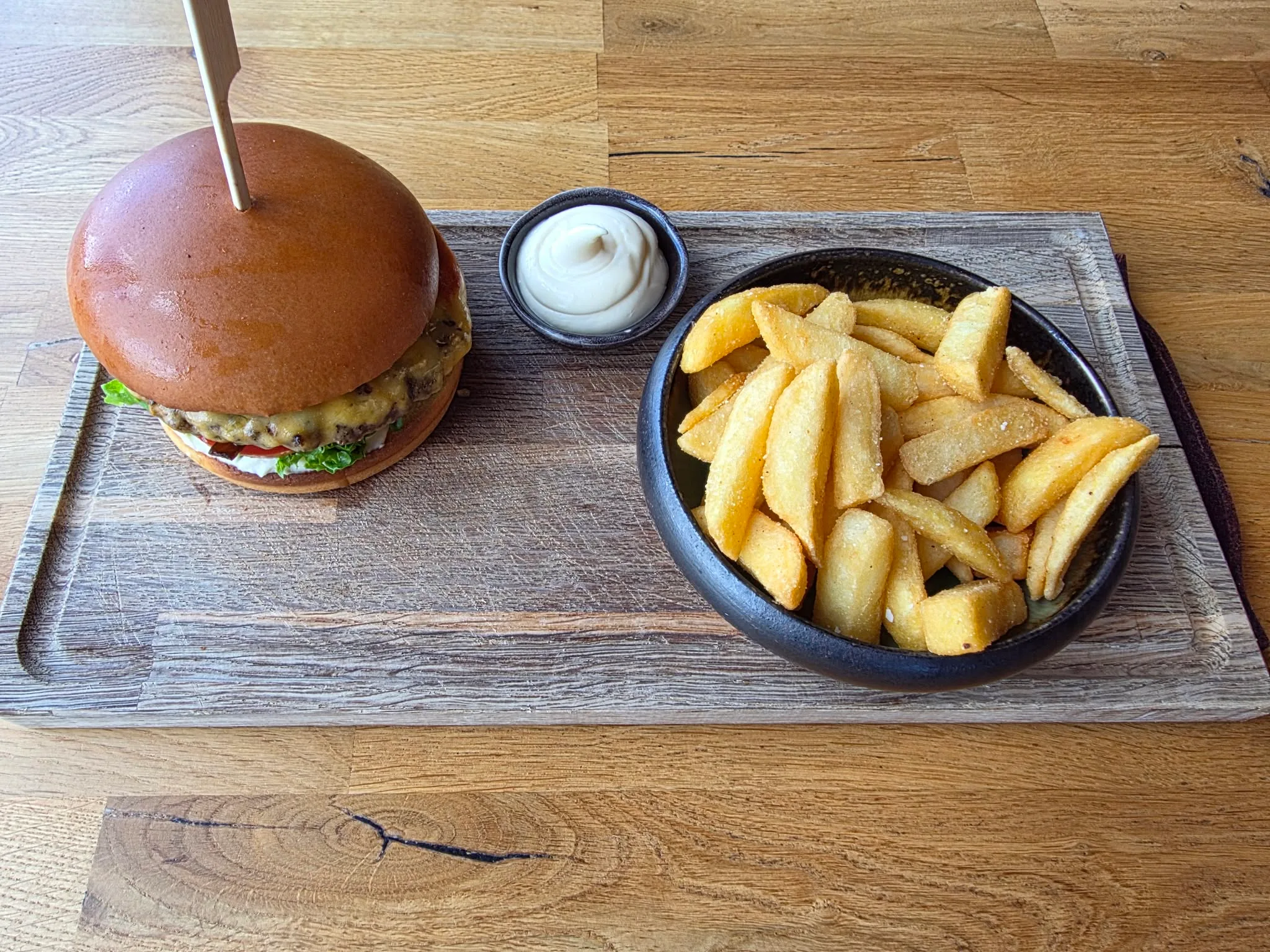 Take away: Burger Delights. Pommes og aioli