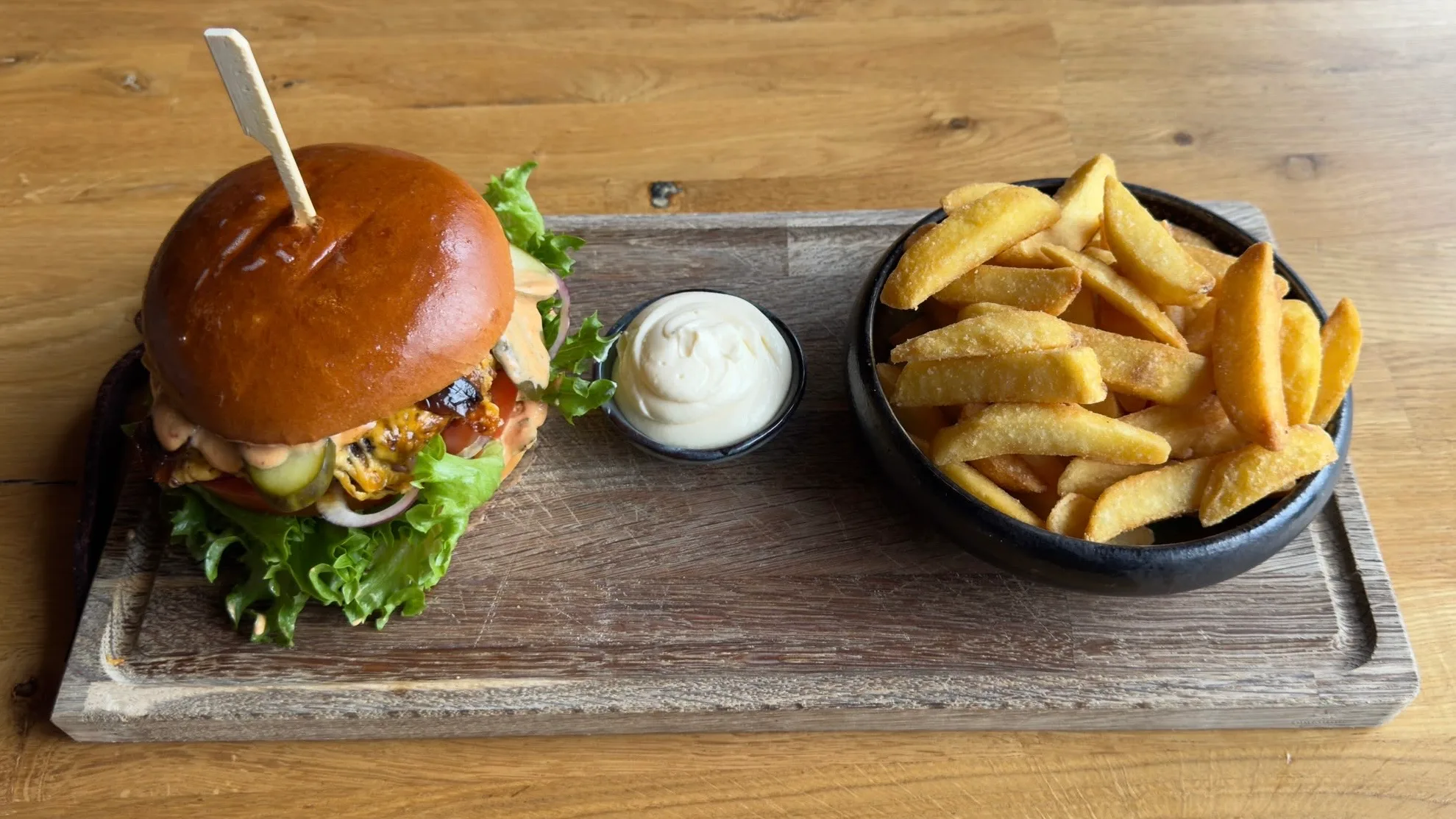 Take away: Burger Delights. Pommes og aioli